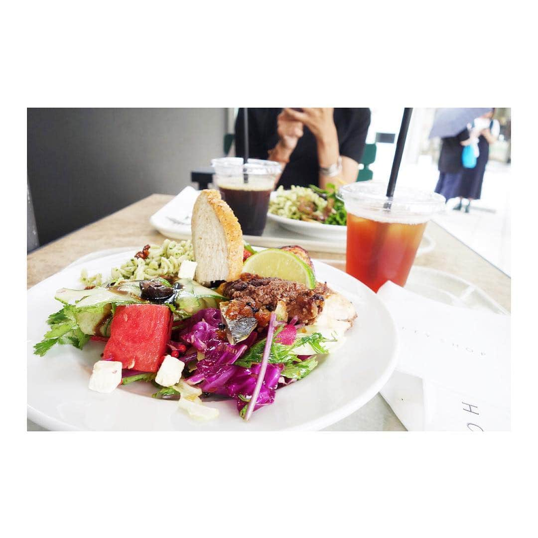 土井地恵理子さんのインスタグラム写真 - (土井地恵理子Instagram)「野菜いっぱいLUNCHと 水着デザイナーともちゃん @tomomichigira との同士talkで 元気になった❤︎ スイカもサラダに入るのね🍉 #corally @corally_swim  #嫁会 #surfergirl  #新作の柿色水着可愛かった❤︎ #秋入荷だそう #楽しみ😍」8月2日 23時46分 - ericodoiji