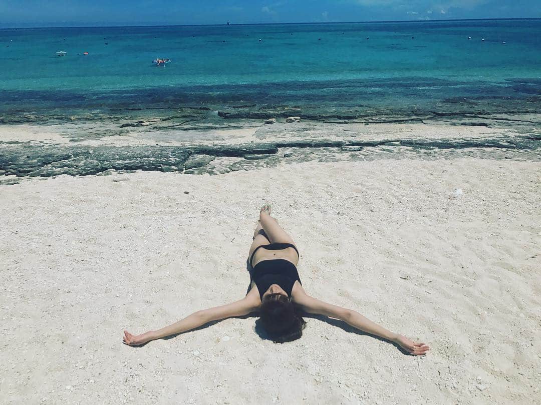 高橋麻美さんのインスタグラム写真 - (高橋麻美Instagram)「みんないろいろ言ってくれちゃって…😑😏 アメブロにまとめたから見て😤  他にもたくさん撮ってたんだからっ  なにひとつ上手くいかなかったからボツにしてた かつての写真をここぞとばかりに引っ張り出してみた🙄  #okinawa #beach #beautiful #sea #sky #island #sand  #body #nowaist」8月3日 0時12分 - charmy421