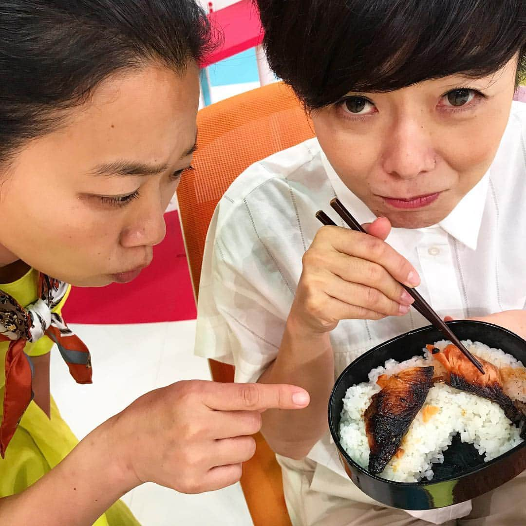 あさイチさんのインスタグラム写真 - (あさイチInstagram)「有働アナ、放送後に朝ごはん🍚 持参のお弁当です🍱  いとうあさこさん『その焦げた魚なに？』 有働アナ『西京漬け！すぐ焦げちゃってうまく焼けない！』 スタッフ（あさイチでいろいろやってるんだけどな…） #いとうあさこ さん #有働由美子 アナ #うどん #お弁当 #朝ごはん #魚 #焦げてる #ギリギリ #いける？ #切り身魚 #焼き方 #いつか #やりますね #nhk  #あさイチ  #8時15分から」8月2日 15時57分 - nhk_asaichi