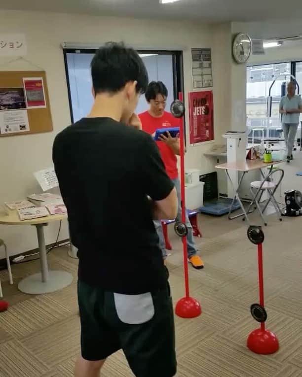 のインスタグラム：「昨シーズンの途中から始めたビジョントレーニング👀 今回は、光ったライトを見つけて、手をかざす反応速度のトレーニングの一部を紹介します😎 NBAのチームでも取り入れてるところも多く、ステファンカリーなども自主練で取り入れるなど、幅広く使えるトレーニングです👏 いろんな角度からアプローチしてパフォーマンスをあげていこう‼︎ #千葉ジェッツふなばし #Bリーグ #ビジョントレーニング #ジェッツコンディショニング #途中見失う #フィットライトトレーナー #fitLightTrainer」