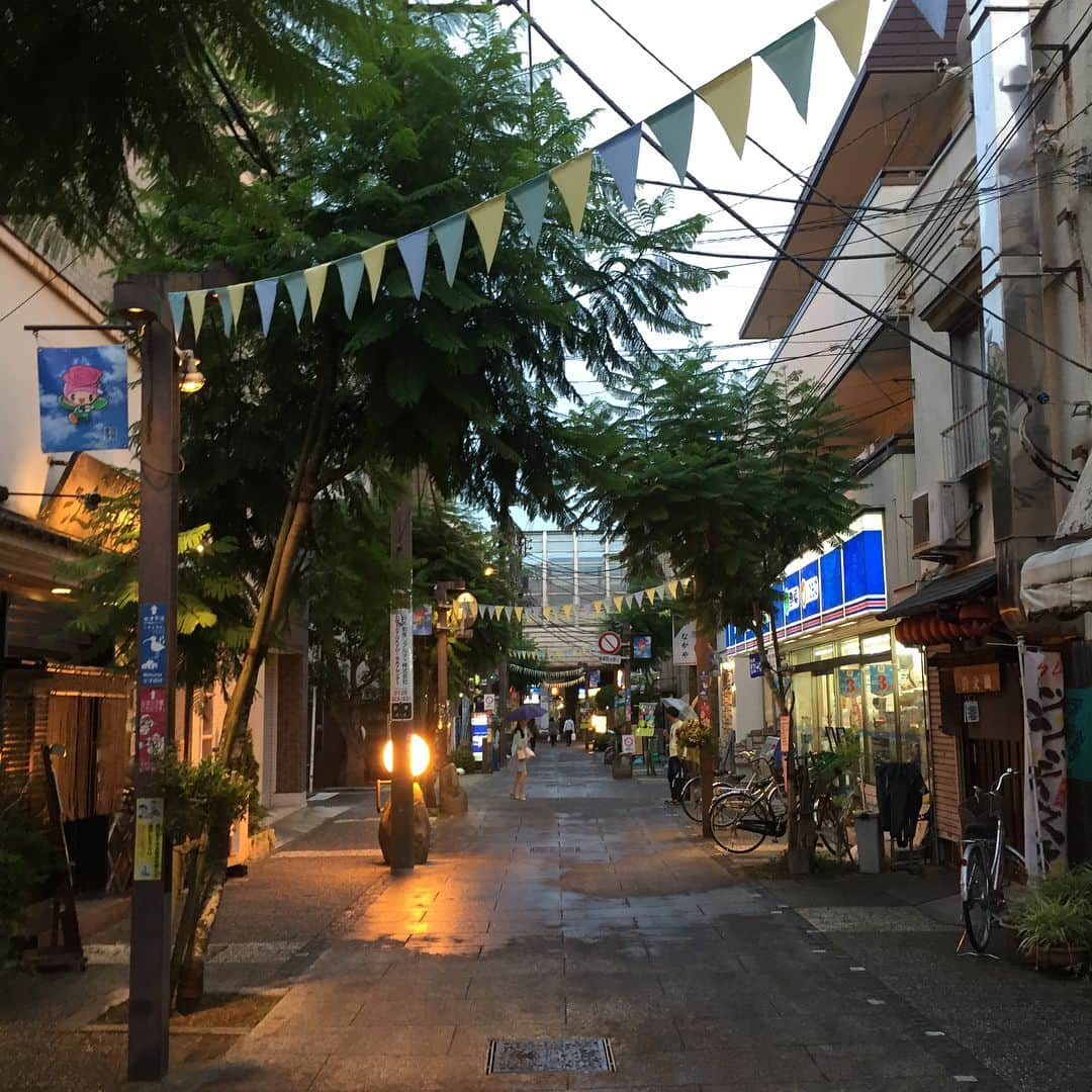 Japanese local photoのインスタグラム：「引っ越しの多いことでも有名な作家の村上春樹さん。千葉県の習志野に滞在していた頃は、こちらの喫茶店に足を運んでいたそうです。 今も昔も変わらないような通りに、ふと足を止めてみたくなるものです。 #千葉 #習志野 #谷津 #喫茶店 #カフェ #螢明舎 #地元 #商店街 #日本の風景 #日常 #村上春樹 #地元暮らし #田舎暮らし #街並み #今も昔も変わらない #japan #japanlife #chiba #yatsu #local #harukimurakami #hometown #cafe #nostalgic」