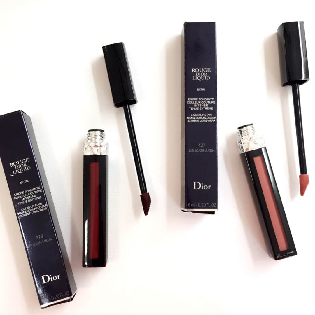 ___ranonのインスタグラム：「＊ ＊ Dior ルージュディオールリキッド 427 デリケートサテン 979 プワゾンメタル ＊ ルージュディオールリキッドは全24色でマットやサテン、メタルの3つのエフェクトに分かれています。 ＊ わたしがゲットしたのはサテンタイプとメタルタイプ！ 472 デリケートサテンはヌーディなカラー。白浮きすることなく、どんなシーンでもさらっと付けれるヌードカラーです♡ 979 プワゾンメタルはお洒落すぎるブラウン！メタルタイプということもあり、唇にフィットしてくると綺麗な光沢が出てきます♡ ＊ スルスルと塗れて乾いてくるとピタッと密着してかなり持ちが良いです。オフするのも大変なくらい！笑 乾くとサラサラとして軽めです😆 ＊ 9月1日全国発売予定 8月9日新宿伊勢丹にて全世界先行発売 (8月15日までスペシャルイベントがあるようです♡) ＊ #ディオール #ルージュディオールリキッド #ルージュディオール #Diorforlove #pr #Ifeelgood #口紅 #リップ #リキッドリップ #Dior #秋コスメ #コスメ #化粧品」
