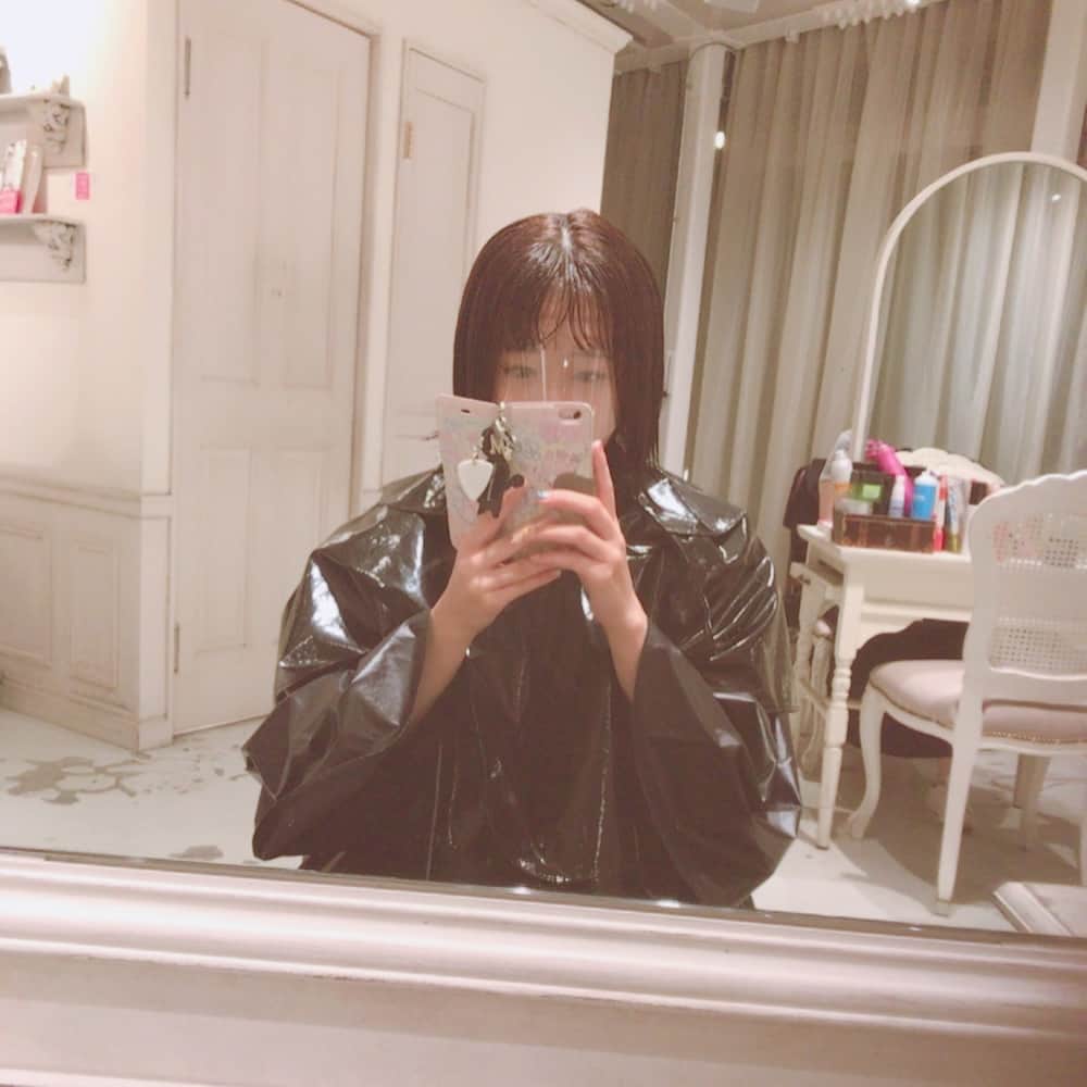 桜愛美さんのインスタグラム写真 - (桜愛美Instagram)「東京の美容室で髪の毛綺麗にしてもらってきました✨メイクが崩れないように顔に貼るやーつがあったりと…東京すごっ！ 明後日はTIF✨晴れますよーに☀️ #lily #表参道 #美容室」8月2日 21時21分 - manami_guitars