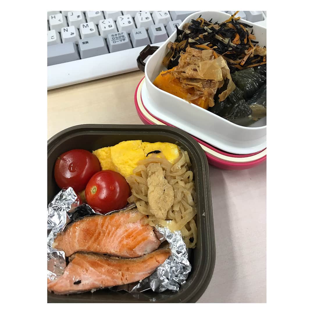 久冨慶子さんのインスタグラム写真 - (久冨慶子Instagram)「今日の衣装も @fabulousangela_official  でした💐 花柄が可愛いワンピースです👗 先日おかずを作り過ぎたのでとっても久しぶりにお弁当を持って出社しました🍱おにぎりも食べましたよ😋🍙 ＊ ＊ #テレビ朝日 #スーパーjチャンネル #久冨慶子 #アナウンサー #ワンピース #おかずのクッキング #お弁当 ＊ ＊ ぎゅっと詰め込んでプチトマトと玉子焼きが潰れてる🙄」8月2日 21時34分 - keiko0hisatomi