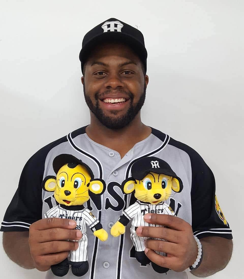 のインスタグラム：「今日のヒーロー、パンダことロジャース選手❗ #阪神タイガース #ロジャース 選手 #逆転2点タイムリーヒット ‼️ #2打点でトラッキーも2匹 #明日も頑張ります❗ #panda 🐼」