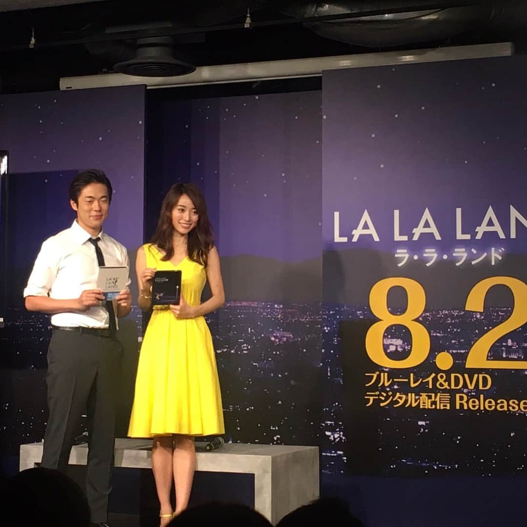 泉里香さんのインスタグラム写真 - (泉里香Instagram)「映画「LA LA LAND」のDVD&Blu-ray発売記念イベントに、 映画の主人公、ミアとセブを意識した衣装で ウーマンラッシュアワーの村本さんと一緒に参加させて頂きました。 アカデミー賞で最多6部門を受賞し、話題を呼んだ 「ラ・ラ・ランド」。 私も公開直後に映画館へ行った大好きな作品です。 今回アンバサダーのお話をいただけてとても嬉しかったです。 まだ見ていない！という方はもちろん、 2回、３回と、繰り返し見ても楽しめる作品だと思うので、是非たくさんの方々に楽しんでいただきたいです。 持っているのは、スチールブック仕様のララランド。パッケージもオシャレで素敵でした♡ #lalaland#DVD#movie #dress#maxmara#accessory#ADERbijoux」8月2日 22時35分 - rika_izumi_