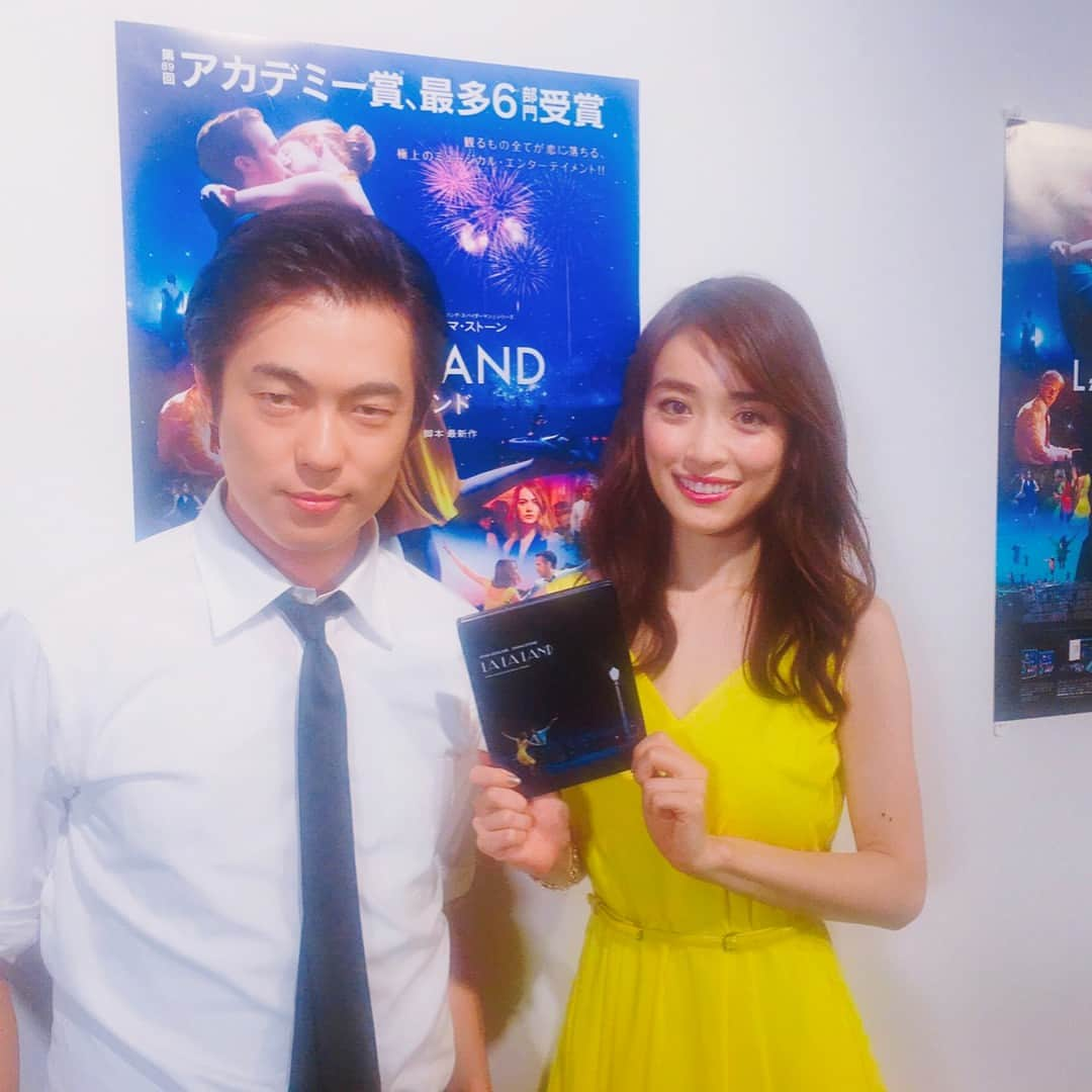 泉里香さんのインスタグラム写真 - (泉里香Instagram)「映画「LA LA LAND」のDVD&Blu-ray発売記念イベントに、 映画の主人公、ミアとセブを意識した衣装で ウーマンラッシュアワーの村本さんと一緒に参加させて頂きました。 アカデミー賞で最多6部門を受賞し、話題を呼んだ 「ラ・ラ・ランド」。 私も公開直後に映画館へ行った大好きな作品です。 今回アンバサダーのお話をいただけてとても嬉しかったです。 まだ見ていない！という方はもちろん、 2回、３回と、繰り返し見ても楽しめる作品だと思うので、是非たくさんの方々に楽しんでいただきたいです。 持っているのは、スチールブック仕様のララランド。パッケージもオシャレで素敵でした♡ #lalaland#DVD#movie #dress#maxmara#accessory#ADERbijoux」8月2日 22時35分 - rika_izumi_