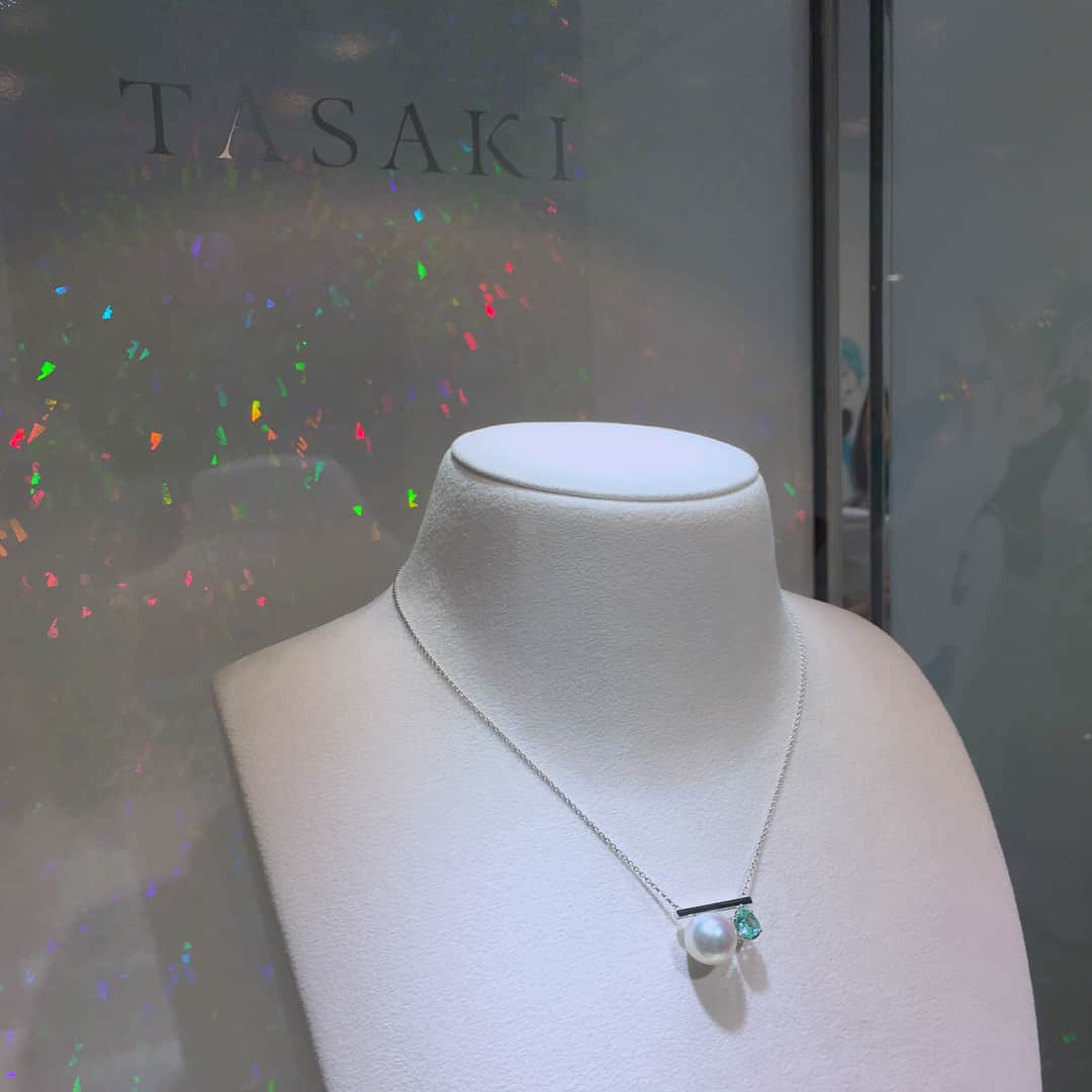 Momoさんのインスタグラム写真 - (MomoInstagram)「TASAKI×宝石の国のコラボしてる～💎✨ 新宿伊勢丹でのコラボ記念イベントでは貴重なフォスフォフィライトをはじめ、キャラの宝石を使ったコラボジュエリーが展示販売されていたり、原石が展示されてたり...見ごたえたっぷり✨✨✨ そして、ウインドウにもフォスがいたぁぁ💚💚 #tasaki宝石の国 #tasaki #宝石の国」8月2日 22時52分 - m_o_m_o_e