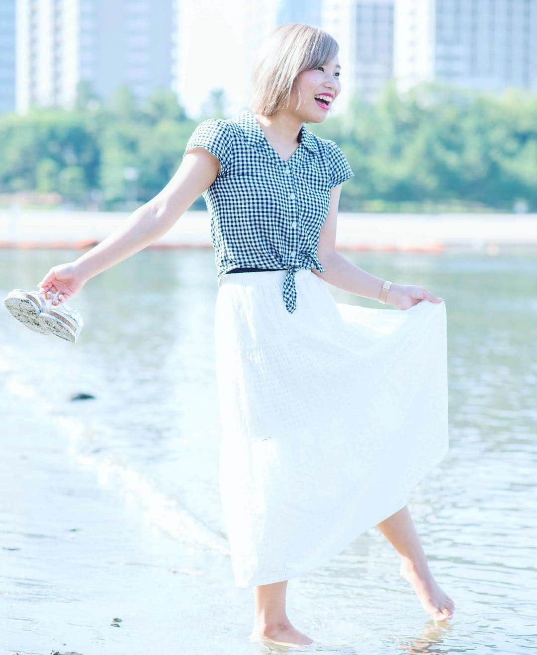 R!Nのインスタグラム：「海🏖 . この前の撮影で、今年初めて海に行きました。泳げない海だったので今回は雰囲気だけ💗 . しかし足を伸ばせば届く距離に沢山魚がいたり、エイがいたり。沢山の海の生き物がいました！！ . これからもまだまだ暑い日が続くね。 楽しく夏を乗り切ろう〜😊 . #summer #beach #portrait #model #blonde #girl #summertimefun #fun #ポートレート #ポートレートモデル #写真好きな人と繋がりたい #写真撮ってる人と繋がりたい #海 #金髪 #ショートカット #japan #tokyo #ギンガムチェック #klasse14 #like4like #followme #instapic #instadaily #love #RIN #Gemie #gravityWall #sh0ut #nZk #坂本理沙」