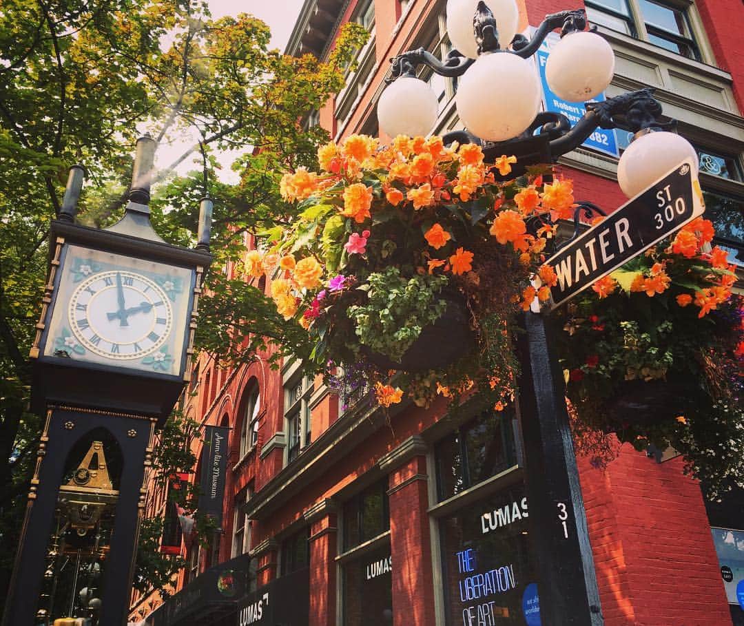 吉田沙織のインスタグラム：「Vancouver, Canada 🇨🇦 City of walking dead. Omg」