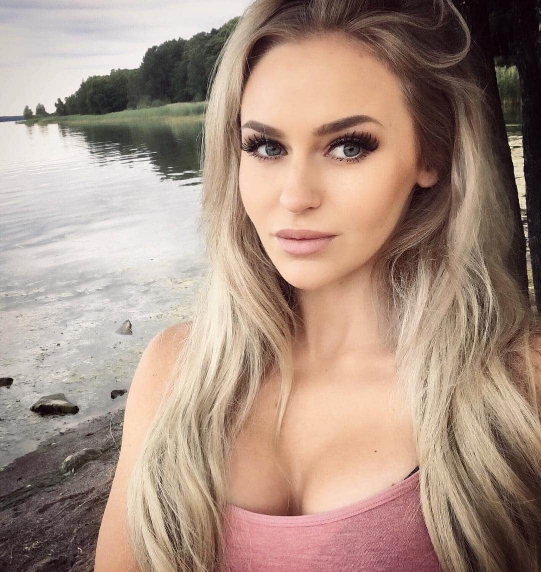 Anna Nyströmのインスタグラム：「This 🙌🏻😌💗 Love that I live so close to nature but not too far from the city. If you had to make a choice between nature or city, what would you choose? 😘」