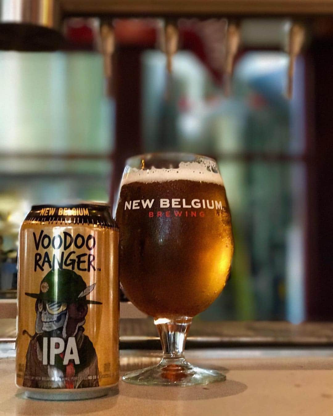 アメリカン航空のインスタグラム：「Now arriving: @voodooranger IPA. Check our Instagram story for a tour of @NewBelgium Brewing, home of our newest in-flight beer. . . . . #VoodooRanger #AmericanAirlines #AmericanAir #Cheers #Beer #CraftBeer #IPA #🍺 #🍻」