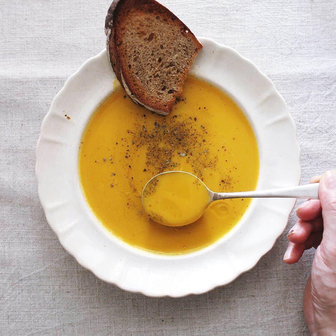 樋口正樹さんのインスタグラム写真 - (樋口正樹Instagram)「Pumpkin potage . 今朝はカボチャのポタージュ。 ほっこり焼いたカボチャと、カボチャの種などを使ったベジタブルブロスと、豆乳の組み合わせ。 . #朝ベジ #朝ベジスープ #朝ベジ部 #カボチャ #ベジタブルブロス #ポタージュ #スープ #野菜のだしで作るベジタブルスープ #朝スープ #pumpkinpotage #pumpkin #potage #soup #vegetablebroth」8月3日 7時34分 - higuccini