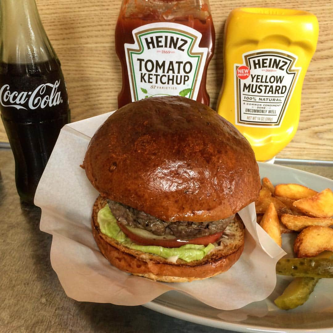 ビームス金沢さんのインスタグラム写真 - (ビームス金沢Instagram)「The Godburger＜ザ ゴットバーガー＞ 🍴ビームス金沢店昼飯事情🍴  今回はせせらぎ通りにあるザ ゴットバーガーさんです！ 存在感あるハンバーガー🍴 なんせ牛100％のハンバーガーパティが美味しい‼️ ハンバーグの中にソテーしたタマネギがゴロゴロ練り込んであり、牛の旨味とタマネギの甘さが口の中でフュージョン。 是非ザゴットバーガーへ！  staff recommed by wakabayashi  #ビームス金沢昼飯事情#昼飯#昼飯事情#thegotburger#ザゴットバーガー#hamburger#ハンバーガー#🍔#volume#ボリューム満点#高さ#牛100%#potato#ポテト#🍟#pickles#ピクルス#コーラ#瓶#ケチャップ#マスタード#石川#金沢#せせらぎ通り沿いのハンバーガー#いかがですか#staff_recommed」8月3日 18時38分 - beams_kanazawa