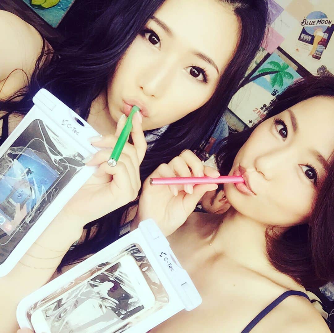 佐山愛のインスタグラム：「・ ティーパのみんなでうーみー！！🐳 ・ C-Tecってブランドの防水ケースと ビタミンタバコ？もろたーーん❤️ ・ 私はミント、りさぴょんはピーチ🍑 ・ なんだこれ！美味しい♪♪ そして吸うと先端光るのかわいい✨ ・ #ティーパワーズ #海 #sea #かすみりさ #なかよぴっぴ #ビタミンタバコ #防水ケース #c-tec #湘南 #江ノ島」