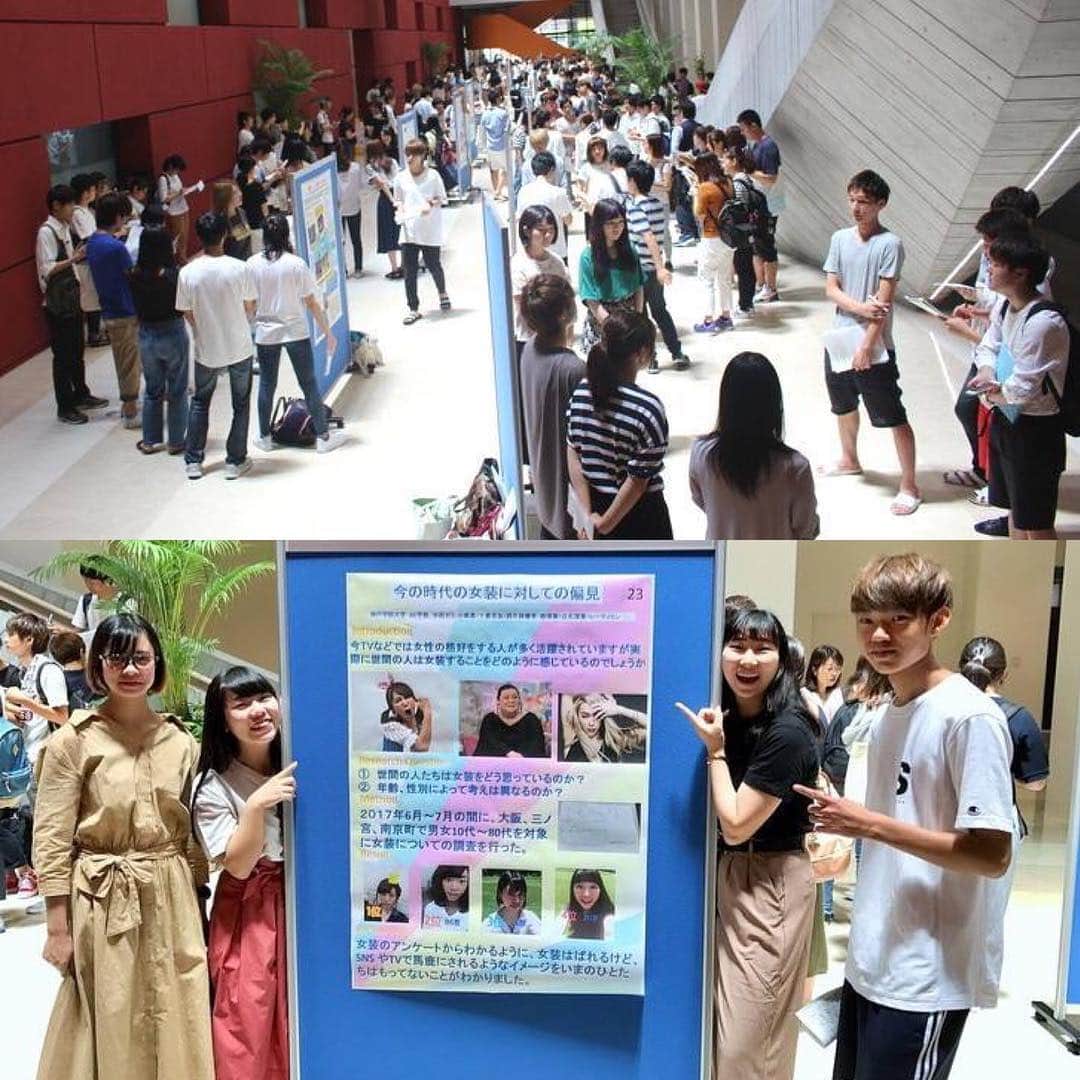 神戸学院大学さんのインスタグラム写真 - (神戸学院大学Instagram)「入門ゼミクラスでポスター発表を行いました✨🏫✨🤓📝 グローバル・コミュニケーション学部1年次生がこのほど「入門ゼミポスター発表」を行いました‼️ 🗣英語、中国語🇨🇳、日本語🇯🇵コースの学生が混在する入門ゼミクラスでグループを作り、海外から神戸🗼を訪れた観光客にインタビューしました🤓 神戸🐃🗼の印象を尋ねて魅力を再発見する「世界を旅する神戸」🚢✈️や、「今の時代の女装に対しての偏見」💃「ユネスコ無形文化遺産“和食”」🍱など、さまざまなテーマに関する調査結果をポスター📜にまとめてプレゼンし、相互評価を行って優秀作品を決めました❗️👍😆👏 詳しくは以下をご覧ください。 http://gc-kobegakuin.jp/archives/1023 #神戸学院大学 #神戸学院 #グローバルコミュニケーション学部 #入門ゼミポスター発表 #英語中国語日本語コース #グループ発表 #観光客にインタビュー #神戸 #神戸の印象 #世界を旅する神戸 #今の時代の女装に関する偏見 #ユネスコ無形文化遺産 #ユネスコ無形文化遺産和食 #和食 #ポスタープレゼン #kobegakuinuniversity #kobegakuin #facultyofglobalcommunication #kobe #interviews #collegestudent #campuslife #studyhard #japanesecuisine #traditionaljapanesecuisine #unesco #travelingkobe #whatdouthink #presentation #presentationday」8月3日 11時31分 - kobegakuin_university_koho