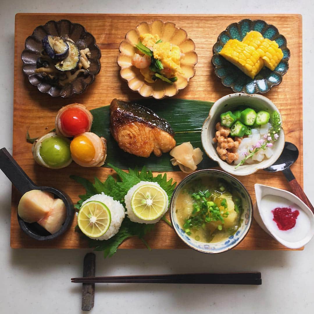 akoのインスタグラム：「Today's breakfast. 輪花三姉妹で朝ごはんでした 木曜日、午後も頑張りましょ☺︎ * 茄子としめじの胡麻和え 小松菜とエビの卵炒め とうもろこし ミニトマトの肉巻き 鰤の照り焼き 新生姜の甘酢漬け いか オクラ 納豆 あけがらしとすだちのせむすび じゃがいもとわかめの味噌汁 桃 ヨーグルト」