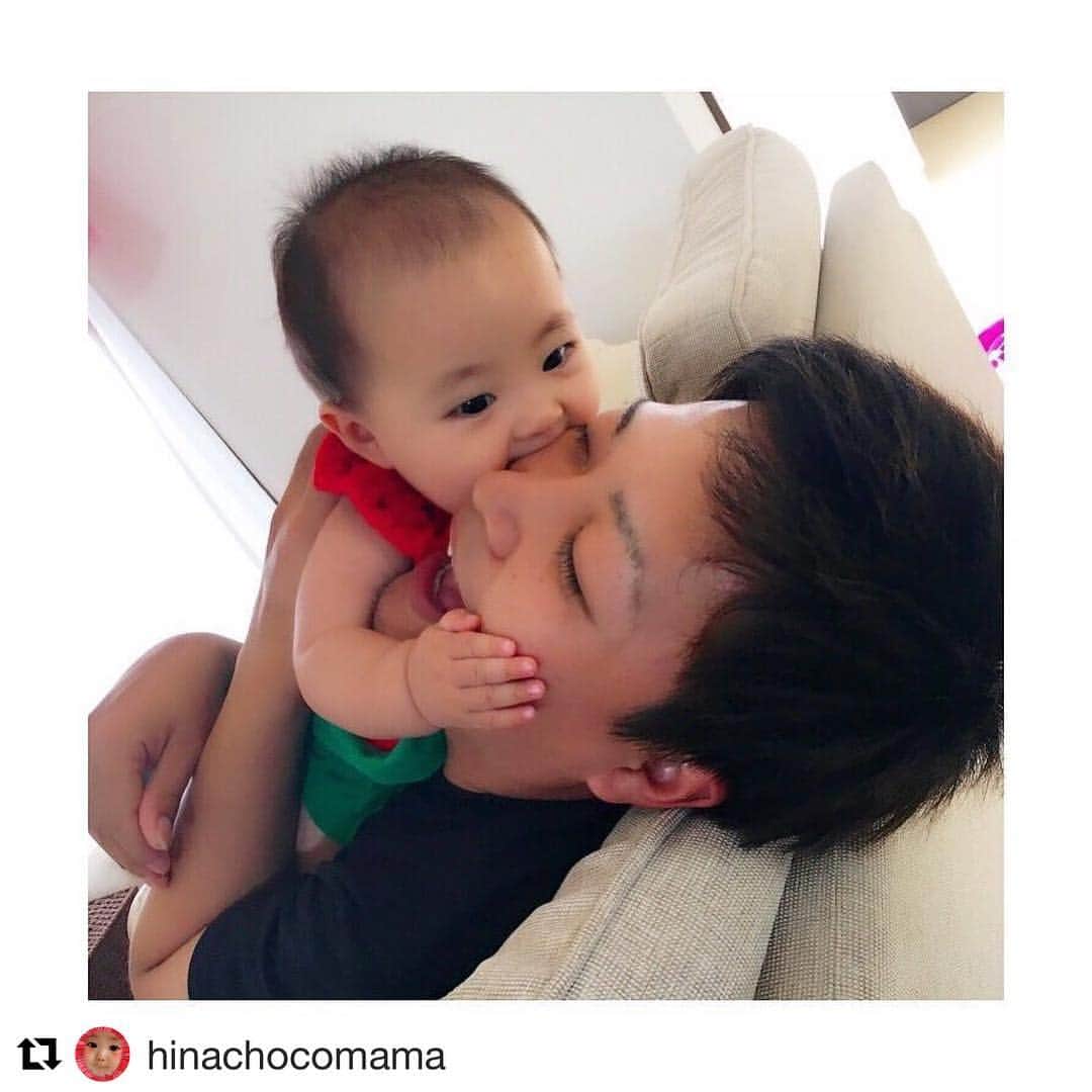 mamaPRESS -ママプレス- のインスタグラム：「#ママプ子育て川柳 からご紹介！ @hinachocomama さん、ありがとうございます🙏✨ ・ ・ パパ、嬉しそう〜😚💕 溺愛っぷりが伝わります👍✨ ・ まだまだ募集中！ 生活の一コマを『5・7・5』の川柳にして、#ママプ子育て川柳 のタグをつけて投稿してくださいね😉 ・ -------------------- ▶︎なぜだろう 噛まれているのに この笑顔 ▶︎小さな手 パパのお顔に ぺったんこ #ママプ子育て川柳  #ひなちょこ #パパとママの宝物 #わが家の天使 #生後７ヶ月 #カミカミ期 #女の子まま」