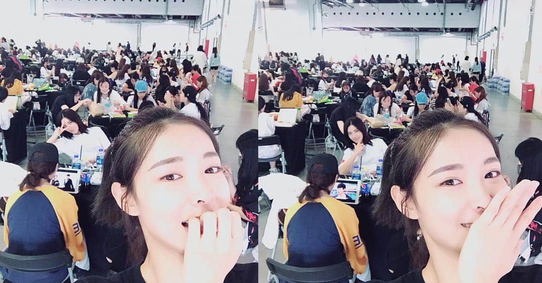 KIKIのインスタグラム：「Our group👩‍❤️‍💋‍👩👩‍❤️‍💋‍👩👩‍❤️‍💋‍👩」