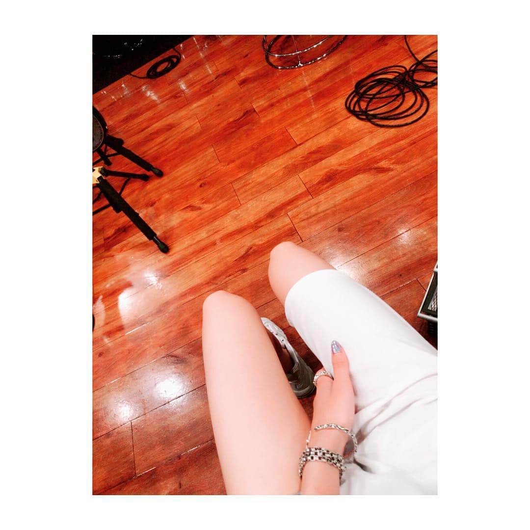 彩姫さんのインスタグラム写真 - (彩姫Instagram)「スタジオでーす😐歌いたいでーす😑でも見守り隊でーす🤥  #bandmaid #saiki #cromehearts」8月3日 17時27分 - saiki_bandmaid