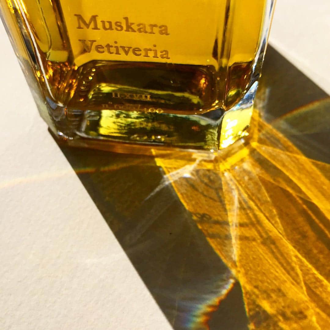 のインスタグラム：「MUSKARA SINGLE NOTE COLLECTION  先行発売: MUSKARA VETIVERIA  KEY NOTE : 1. Pheromone Family 2. Vetiveria Zizanioides  In this collection, each fragrance will contain essences derived from a single plant.Contains the most noble molecule of the plant.  ムスカラ・シングルノート・コレクションは、各々の植物を象徴する、最も高貴で希少な原料を濃密に使用。MUSKARA PHERO Jの効果であなたの個性を引き出しながら、最高峰の香りとして知られる植物の希少なエッセンスを、１種限定に贅沢に香りとして重ねる。シンプルであるながらも究極にリュックスな提案は、まさにフレグランスのダイアモンド。  7/27GSIX POP UP STORE先行発売 8/10 東京本店発売  PERFUME 100ml ¥38.200- / PERFUME 30ml ¥19.700- /  PERFUME OIL ¥15.900- (税抜価格INV000057,INV000073)  #fueguia #fueguia1833 #julianbedel #nichefragrance #muskara #vetiveria #gsix #popupstore #ムスカラ」