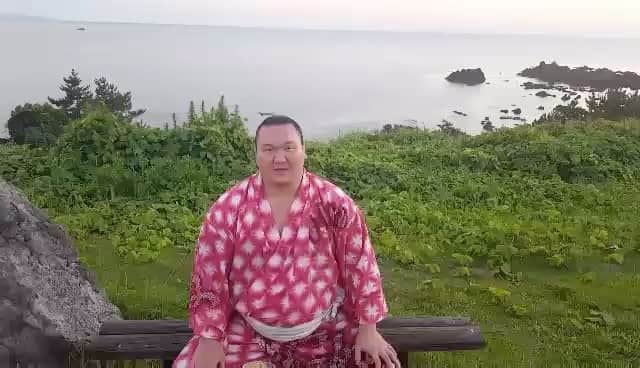 白鵬翔のインスタグラム：「За сайн байна уу? Зуны тойргийн барилдаанаас та бүхэндээ мэндчилж байна. Эх орон минь бодогдохоор сайхан байгальтай газруудаар тойргийн барилдаан үргэлжилсээр байна . Энэ удаагийн 39 дахь түрүү рекордтой тэнцэх,гүйцэх хариуцлага байсан болоод маш чухал түрүү байлаа  Намайг болон нийт сумочдоо дэмжиж цугтаа баярлаж байсан нийт Монголчууддаа баярлалаа ✨ Халуун зуны тойргийн барилдаан дуусах болоогүй ч үлдсэн өдрүүдээ ч хичээнээ түр баяртай 👋💪」