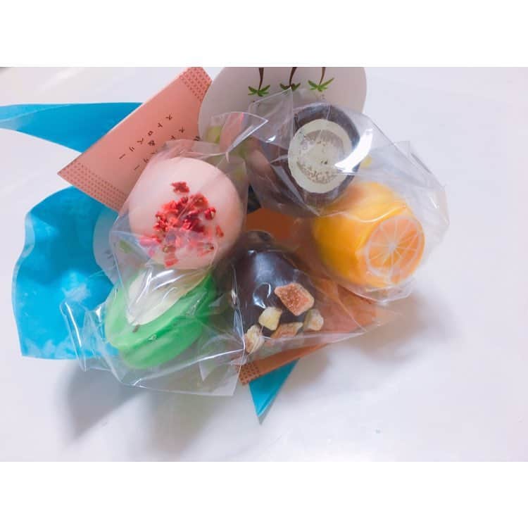 相澤瑠香のインスタグラム：「花束💐🍫 #花束 #ブーケ #チョコレート #chocolate #mery #strawberry #lemon #nuts #cute #sweet」