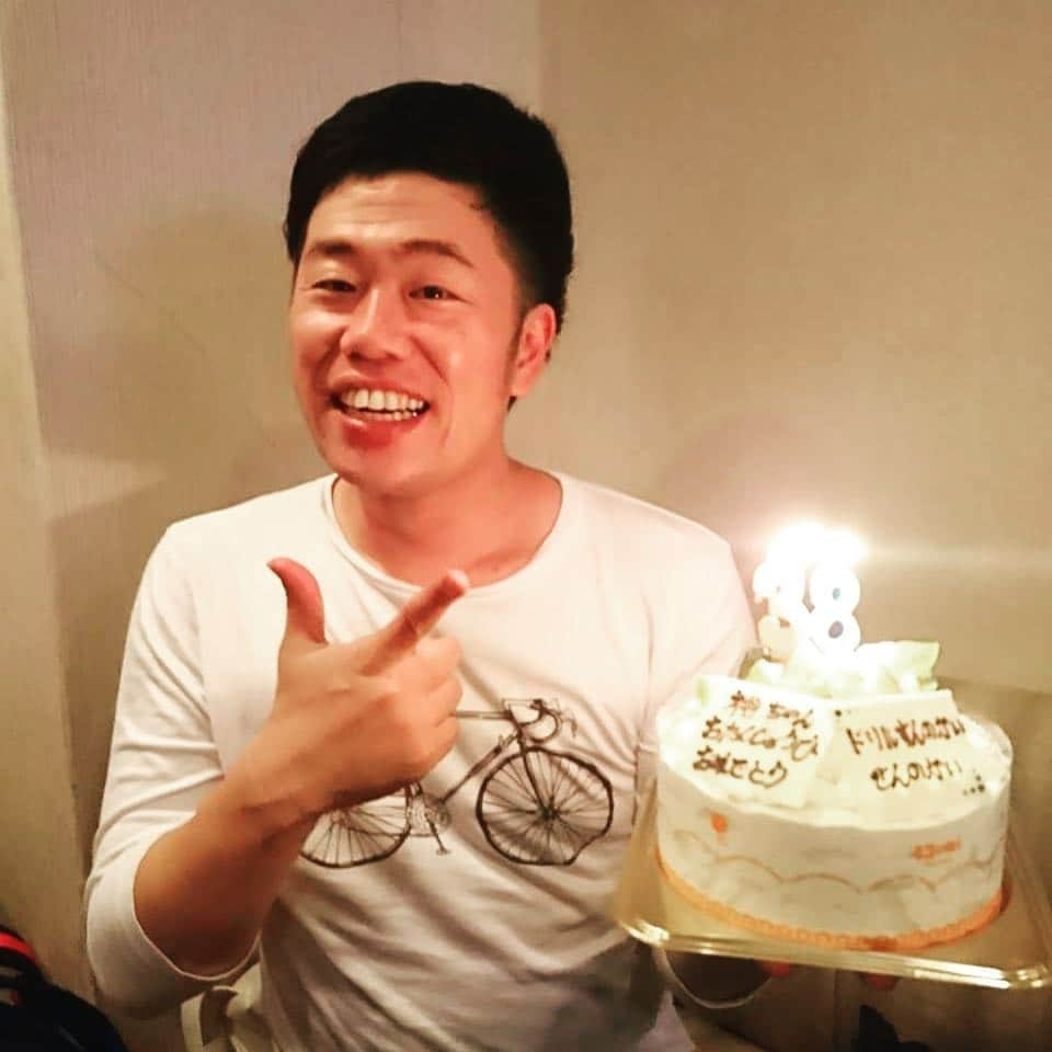 吉田裕さんのインスタグラム写真 - (吉田裕Instagram)「誕生日を祝ってもらいました。 ありがとうございます。 38歳も頑張ります。 ってか、誕生日3月29日ですけど！ でも、ほんまに嬉しかったです。 ありがとうございます。 #吉本新喜劇 #楽しみな事」8月3日 23時49分 - y.yutaka