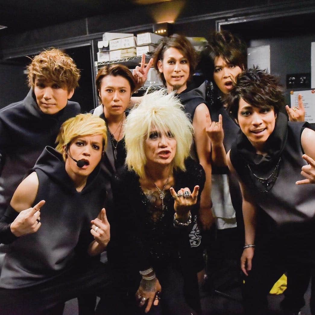 田村淳のインスタグラム：「高校生の頃の憧れのバンドの１つ #ZIGGY #jealkb として同じステージに立つ日が来るとは…高校の文化祭でZIGGYのコピーバンドをして、失敗したあの頃の俺に伝えてやりたいよ…いつか同じステージに立つよってw  ZIGGYさんありがとうございます  #KOOLKIZZ何度も聴いたなぁ…」