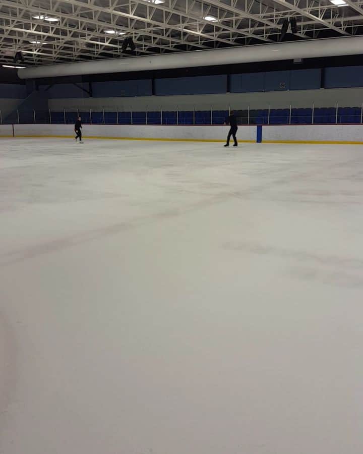 Mathieu Ostiguyのインスタグラム：「New tricks ft. victory dance in bonus #pairskatercanjump」