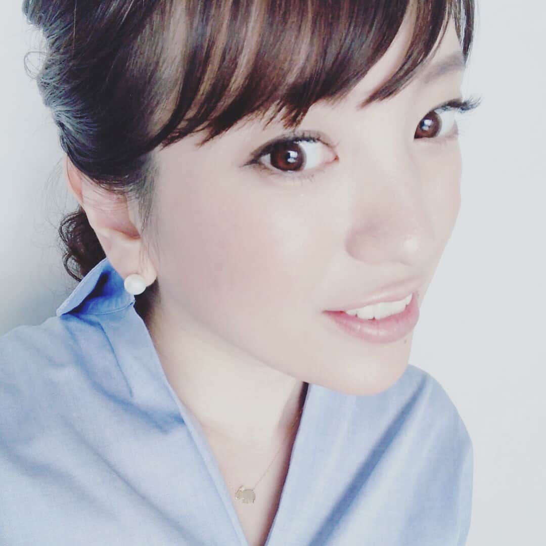 鈴木美穂さんのインスタグラム写真 - (鈴木美穂Instagram)「今週は、R ethicalのチャリティジュエリーにたくさんお世話になっています。  貝で夏気分満喫ができたり、きょうはゾウさんだったりと、遊び心がありながらもどこにでもつけていけるデザイン。  そして、可愛いだけでなく、チャリティジュエリー。  貝のネックレスは、スーザンロックフェラーとのコラボジュエリーで、海洋自然保護活動に充てられるそうです。 ゾウさんのピアスやネックレスは、滝川クリステルさんがデザインされたもの。 ボルネオ島のゾウさんで、保護される仔象のミルク代に使われるそうです。  R ethical代表でデザイナーのMari Hoshiさんは、「ポリシーのある女性の美しさを引き立てるジュエリー作り」を目指し、上質な素材には、フェアマインド認証ゴールドを用い、シンプルで美しいカットと研磨が施されたカラーストーンを艶感で引き立たせているそうです。  星まりさん、繋いでくださったShiki Hozumiさん、素敵なジュエリーをどうもありがとうございます♡  http://www.r-ethical.com/  #rethicaljewelry」8月4日 12時16分 - mihosuzuki_hamamatsu