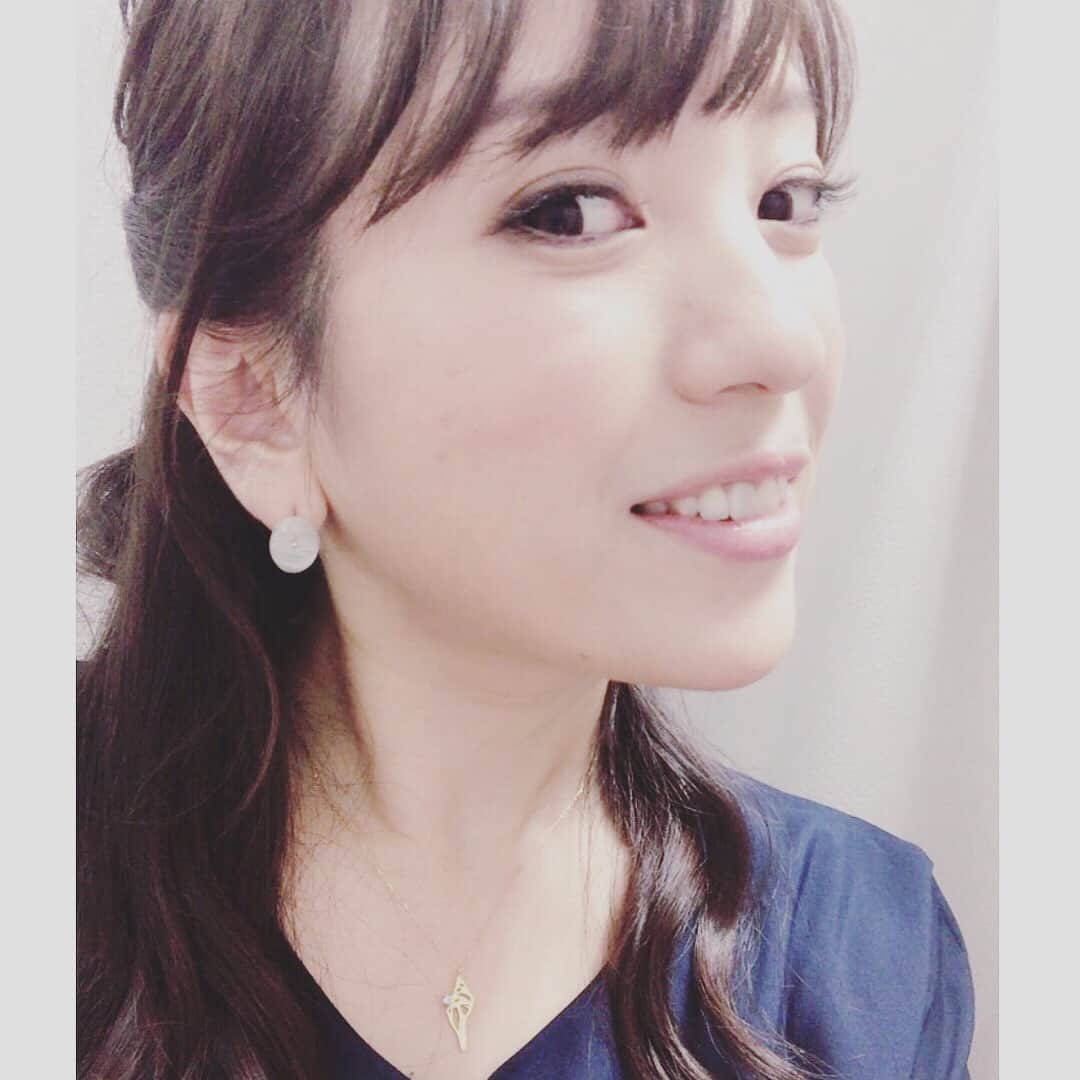 鈴木美穂さんのインスタグラム写真 - (鈴木美穂Instagram)「今週は、R ethicalのチャリティジュエリーにたくさんお世話になっています。  貝で夏気分満喫ができたり、きょうはゾウさんだったりと、遊び心がありながらもどこにでもつけていけるデザイン。  そして、可愛いだけでなく、チャリティジュエリー。  貝のネックレスは、スーザンロックフェラーとのコラボジュエリーで、海洋自然保護活動に充てられるそうです。 ゾウさんのピアスやネックレスは、滝川クリステルさんがデザインされたもの。 ボルネオ島のゾウさんで、保護される仔象のミルク代に使われるそうです。  R ethical代表でデザイナーのMari Hoshiさんは、「ポリシーのある女性の美しさを引き立てるジュエリー作り」を目指し、上質な素材には、フェアマインド認証ゴールドを用い、シンプルで美しいカットと研磨が施されたカラーストーンを艶感で引き立たせているそうです。  星まりさん、繋いでくださったShiki Hozumiさん、素敵なジュエリーをどうもありがとうございます♡  http://www.r-ethical.com/  #rethicaljewelry」8月4日 12時16分 - mihosuzuki_hamamatsu