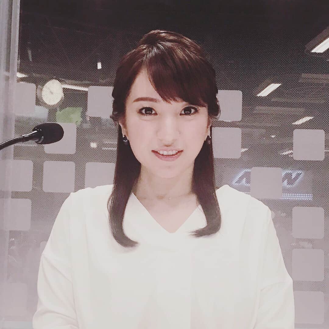 鈴木美穂さんのインスタグラム写真 - (鈴木美穂Instagram)「今週は、R ethicalのチャリティジュエリーにたくさんお世話になっています。  貝で夏気分満喫ができたり、きょうはゾウさんだったりと、遊び心がありながらもどこにでもつけていけるデザイン。  そして、可愛いだけでなく、チャリティジュエリー。  貝のネックレスは、スーザンロックフェラーとのコラボジュエリーで、海洋自然保護活動に充てられるそうです。 ゾウさんのピアスやネックレスは、滝川クリステルさんがデザインされたもの。 ボルネオ島のゾウさんで、保護される仔象のミルク代に使われるそうです。  R ethical代表でデザイナーのMari Hoshiさんは、「ポリシーのある女性の美しさを引き立てるジュエリー作り」を目指し、上質な素材には、フェアマインド認証ゴールドを用い、シンプルで美しいカットと研磨が施されたカラーストーンを艶感で引き立たせているそうです。  星まりさん、繋いでくださったShiki Hozumiさん、素敵なジュエリーをどうもありがとうございます♡  http://www.r-ethical.com/  #rethicaljewelry」8月4日 12時16分 - mihosuzuki_hamamatsu