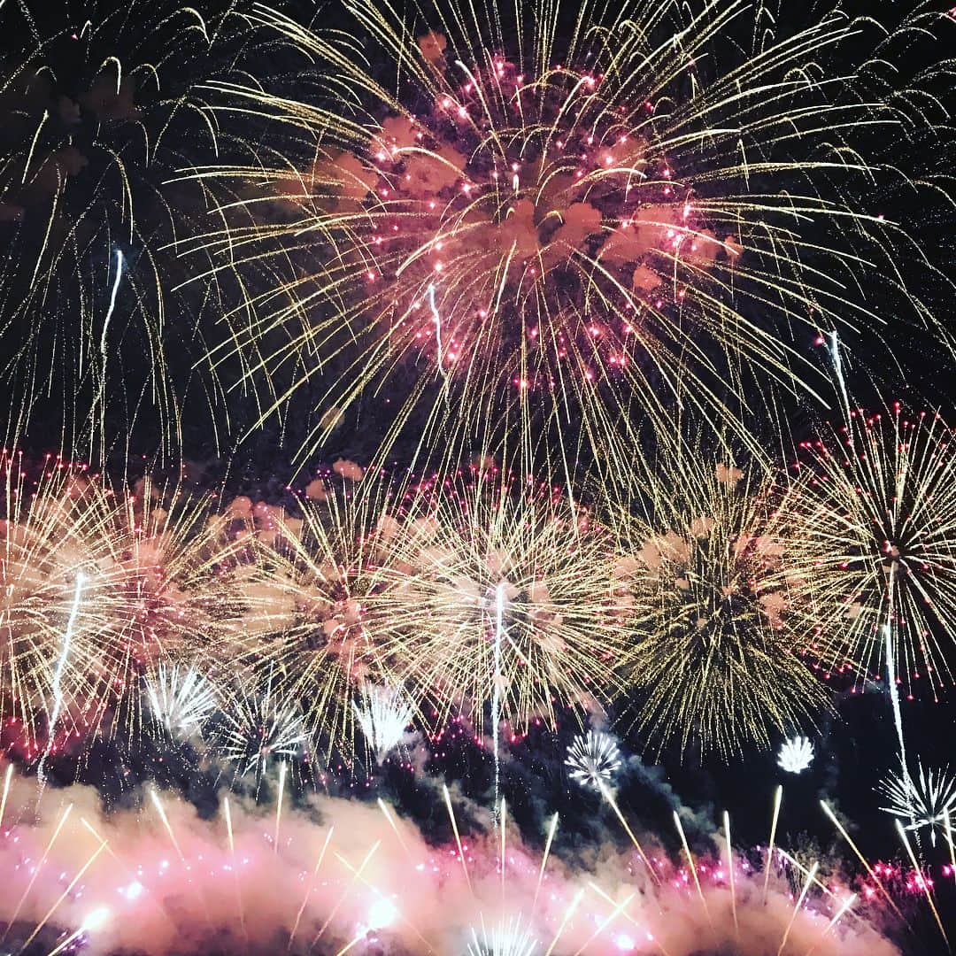 大西蘭さんのインスタグラム写真 - (大西蘭Instagram)「昨夜は #長岡花火 へ。 新潟市に住んでいた頃は何度も見にきていたけれど、こんなに近くで見るのは２回目。 ほぼ真上に上がる花火は圧巻！ 打ち上げる時の音が身体に響いて迫力がありました。  また来年も来たいなぁ。 ちなみに最後の写真は #ハローキティ花火 😺 #長岡花火2017 #nagaokafireworks #花火大会 #夏祭り」8月4日 13時02分 - onishiran