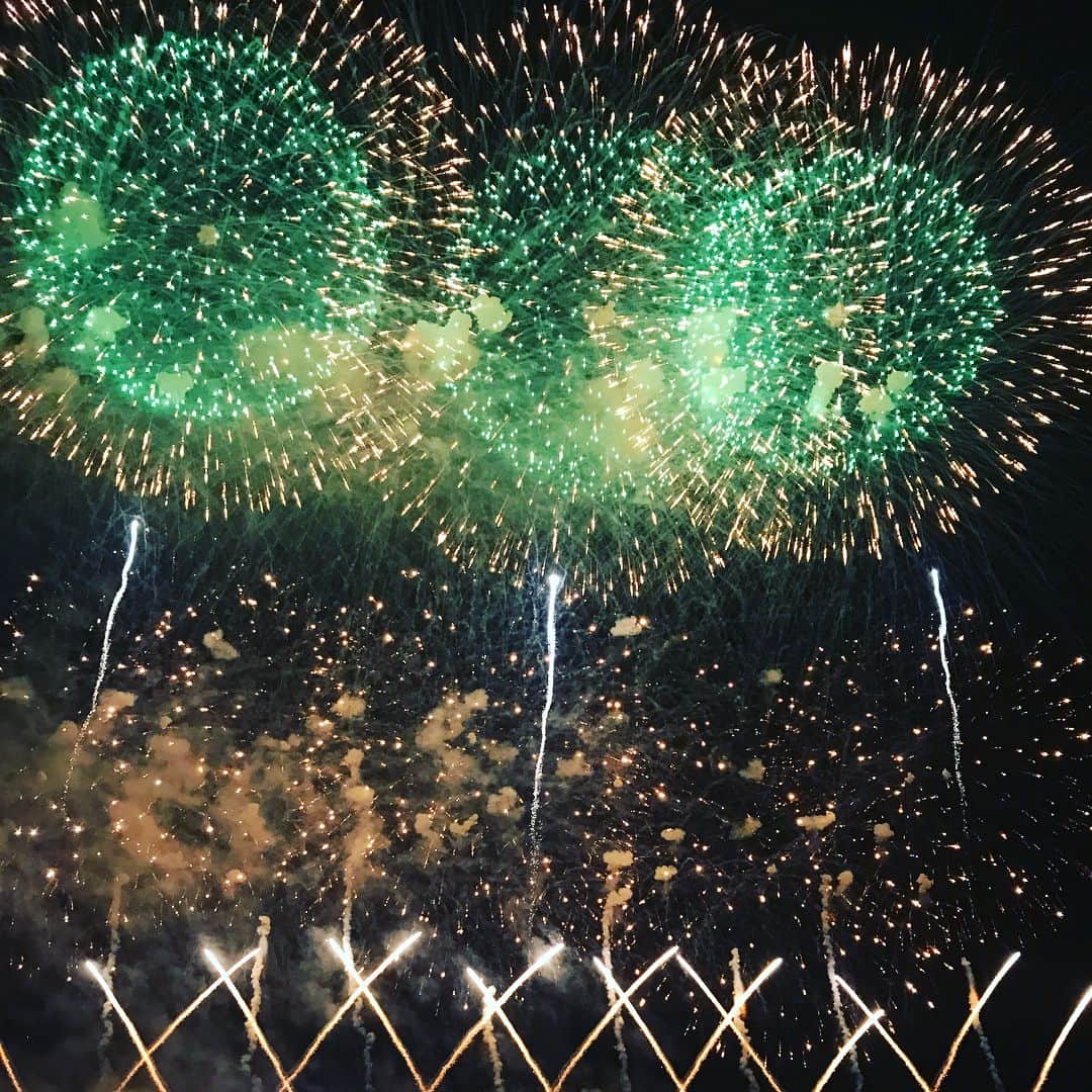 大西蘭さんのインスタグラム写真 - (大西蘭Instagram)「昨夜は #長岡花火 へ。 新潟市に住んでいた頃は何度も見にきていたけれど、こんなに近くで見るのは２回目。 ほぼ真上に上がる花火は圧巻！ 打ち上げる時の音が身体に響いて迫力がありました。  また来年も来たいなぁ。 ちなみに最後の写真は #ハローキティ花火 😺 #長岡花火2017 #nagaokafireworks #花火大会 #夏祭り」8月4日 13時02分 - onishiran