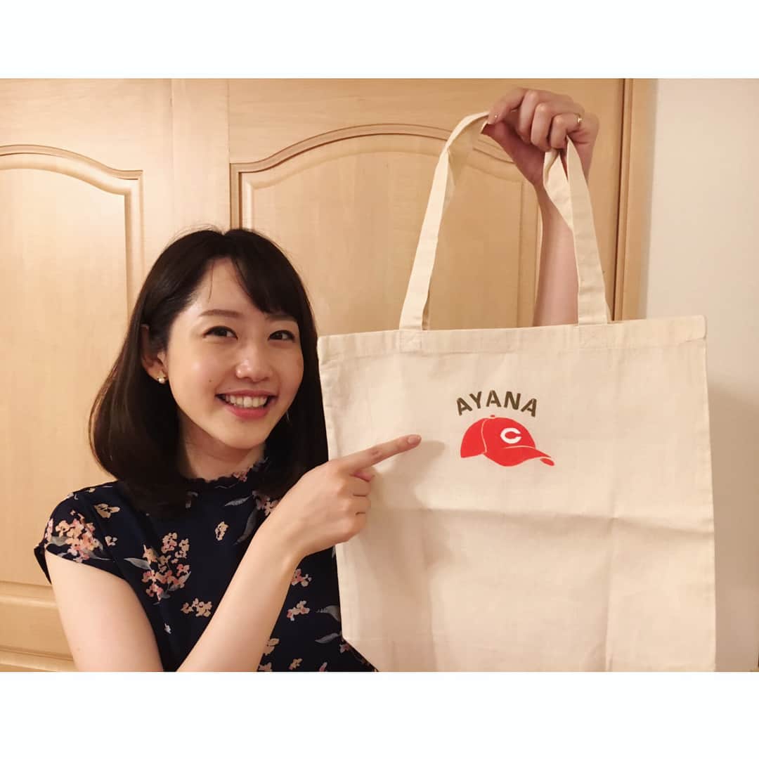 河村綾奈のインスタグラム：「大好きなお友達から手作りのプレゼントをいただきました✨ エコバッグ！カープ帽&名前入りで、とても可愛くて感激…！😭 会社で大切に大切に使います！  #原稿もバインダーも入る大きさ #汚したくないけど使いたい」