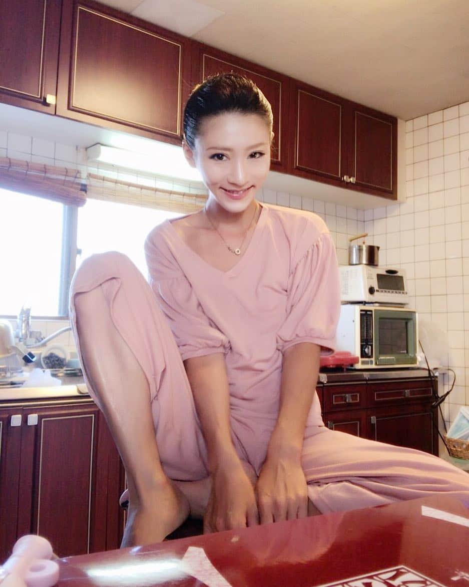 ささきえりさんのインスタグラム写真 - (ささきえりInstagram)「浴衣着よーっと🎋 ・ ・ 髪型だけは、極妻NEOの黒谷友香様風リーゼントにしたくて頑張った張り切りオバさんの勇姿😝👻😎😎😎 ・ ・ しかし、宝塚の男役っぽくなる😅😂 ＊ ＊ ＊ #瑞浪 #瑞浪駅前 #七夕祭り #バサラ #リーゼント #極妻 #極妻NEO #黒谷友香 #和 #和髪 #宝塚 #ヅカ #ヅカヘアー #ヅカ風 #男役 #ニューハーフ #ゲイバーでバレない自信あり😎 #goodmorning #likes #like4like」8月4日 6時26分 - chaneri_ballet_style