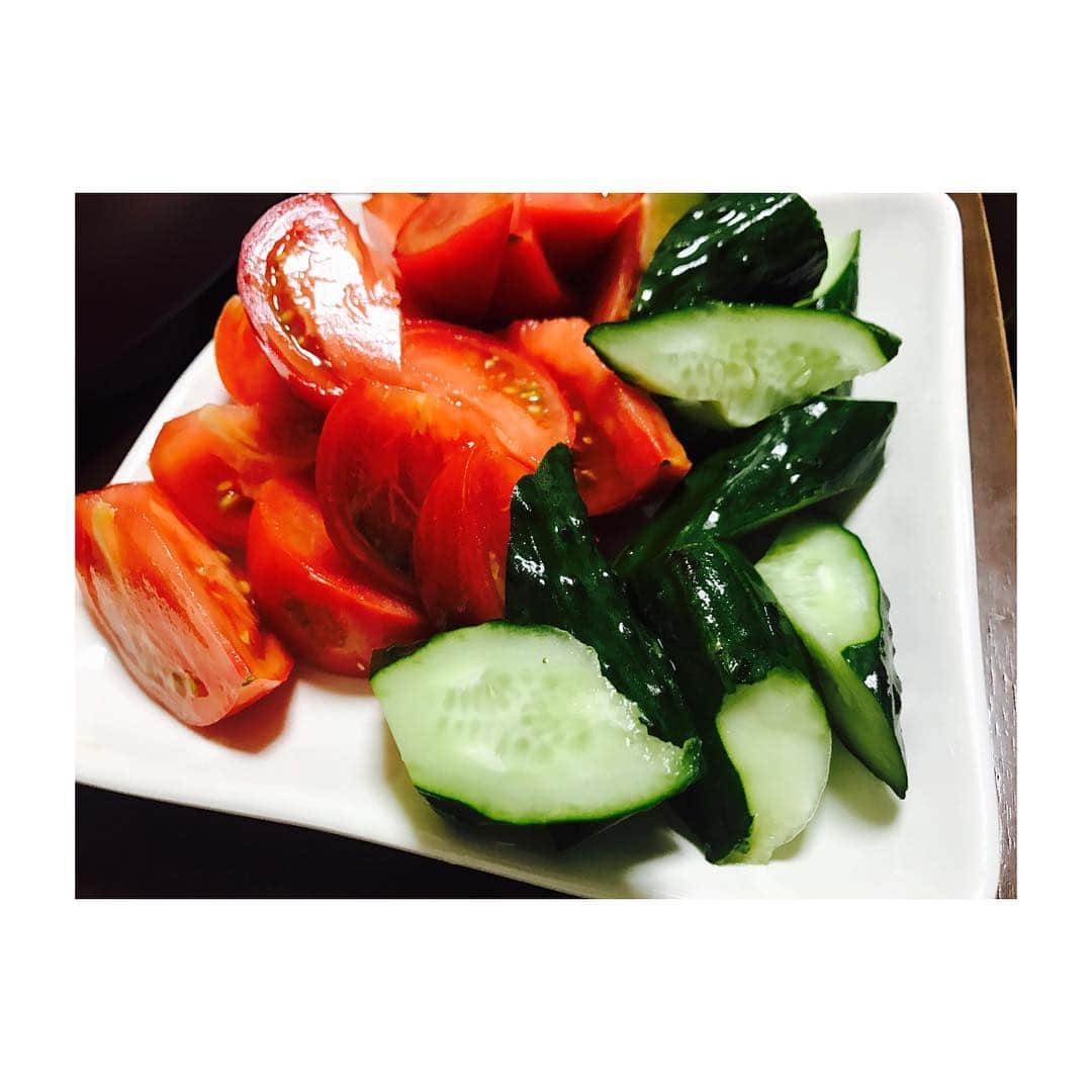 向井藍さんのインスタグラム写真 - (向井藍Instagram)「栄養補給  #トマト #きゅうり #野菜 #栄養」8月4日 6時52分 - muuchan1024