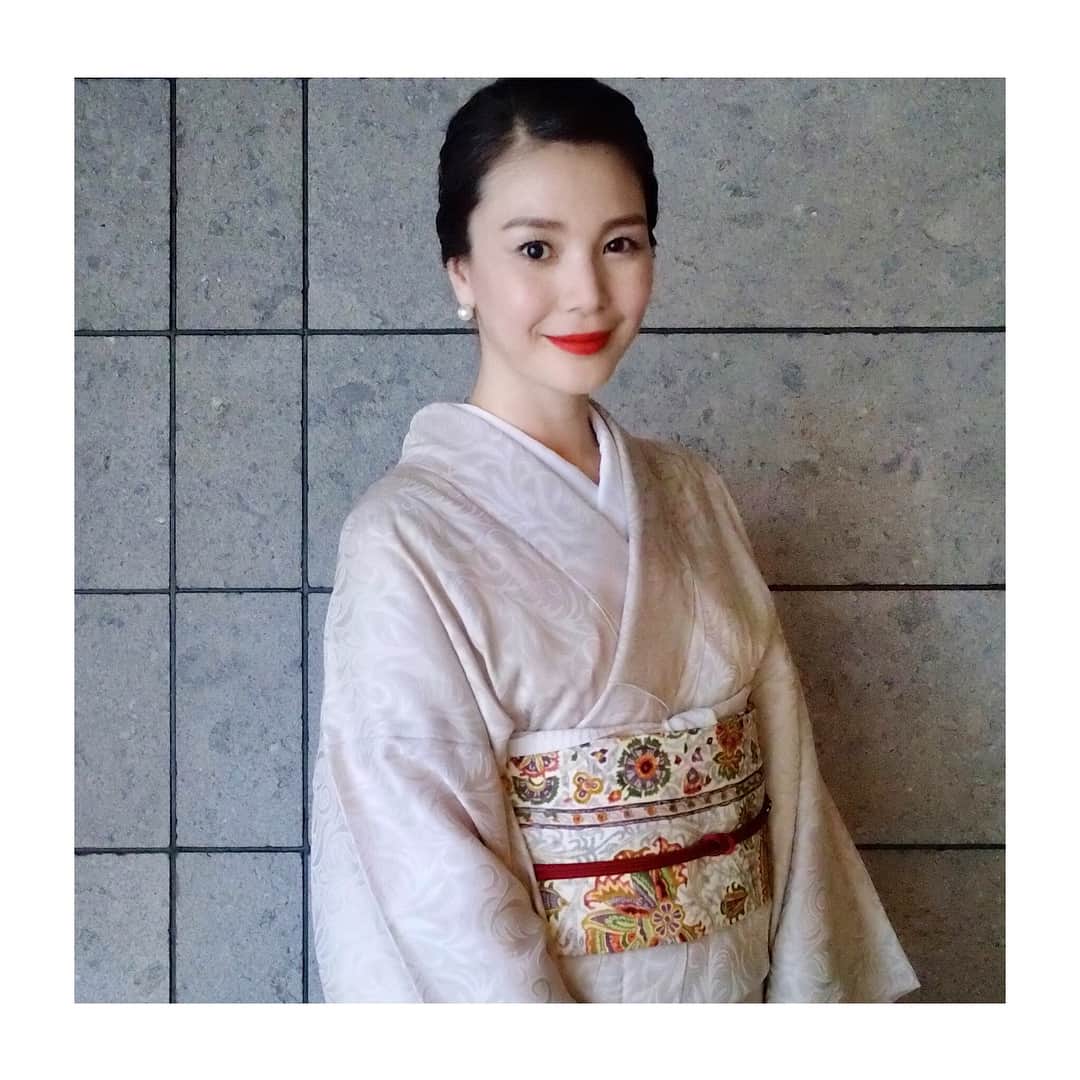 知花くららさんのインスタグラム写真 - (知花くららInstagram)「おはようございます☺︎ ご機嫌いかがでしょうか。  夏のお着物、背筋が伸びます。 帯は大好きな更紗。  今日もよい一日になりますやうに。  #haveaniceday #kimono #summer #sarasa #japanesetextiles #着物 #更紗 #赤リップ #tasaki #kuraraandkimono  #くららと着物 @tasaki_intl」8月4日 7時40分 - chibanakurara.official