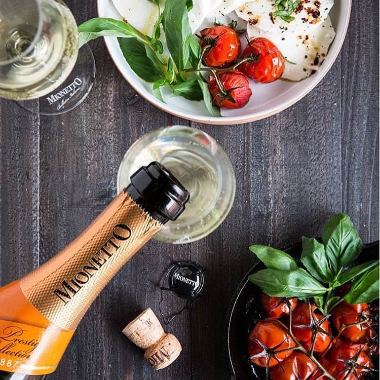 Mionettoのインスタグラム：「Acompaña la cena de hoy con Mionetto y deleitate en lo mejor.🍴🍾」