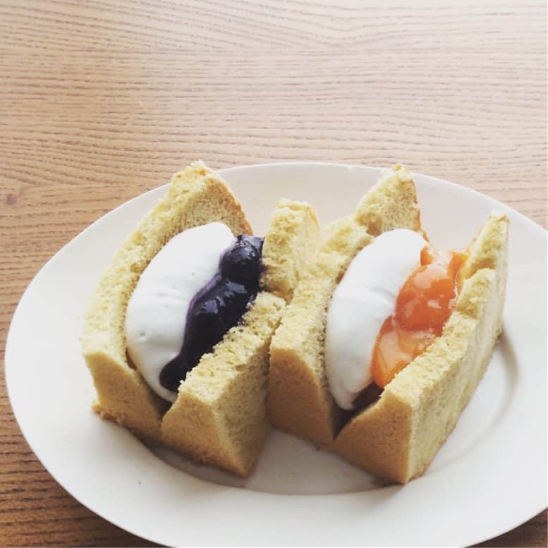 なかしましほ（foodmood）さんのインスタグラム写真 - (なかしましほ（foodmood）Instagram)「シフォンサンド、杏が間も無く終了となります。いまなら立川産ブルーベリーと2種、お試しいただけます😘」8月4日 10時46分 - foodmoodshop
