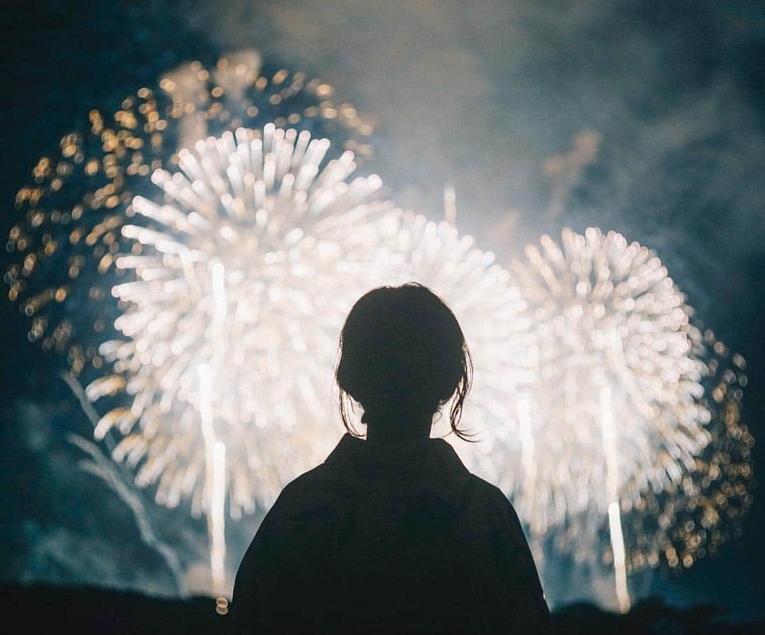 Naokoのインスタグラム：「memories.. * 二年越しの念願叶って新潟県長岡市の『長岡まつり大花火大会』へ行ってきました。日本三大花火大会のひとつ。音楽に合わせて打ち上がる職人さんたちの魂込もった花火の数々に感動の嵐でした😭✨一緒に鑑賞してくれたお友達にも感謝！秋田大曲の花火は観たことあるのであとは茨城土浦の花火も観てみたい！！た〜まや〜」