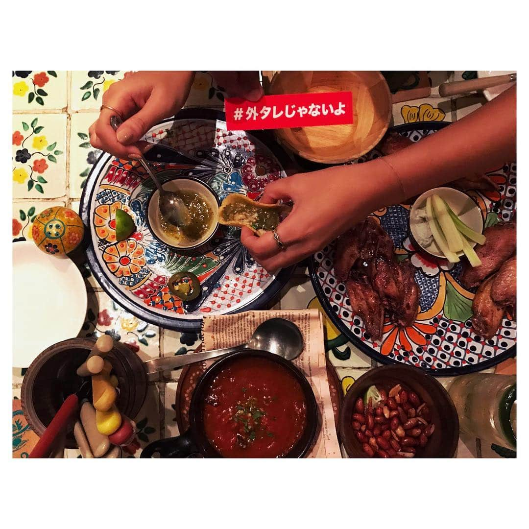 長谷川あやさんのインスタグラム写真 - (長谷川あやInstagram)「🇲🇽🇲🇽🇲🇽 #birthday #happybirthday #borrachos  #yummy #eating #foodpic #あや飯 #外タレじゃないよ ・ ・ ・ この前（まったく似てない）妹の誕生日と ウェズちゃん（@wez_nakajima_）おかえりと その他いろいろの会を#ボラーチョス で開催👯👯💓 ・ 妹には身長からなにからなにまで全部 追い抜かされちゃったけど妹は妹です まだまだお子様でかわいいです(´ω`)💭💭💭 ↑またこーいうこと言うから嫌われる🙃笑 ・ とりあえず会うたび塩対応すぎるので 今年はあと少しだけおねーちゃんにも 優しくしてくださいっっ😂🙌 ・ かなりおそくなっちゃったけど お誕生日おめでとーー👧❤️👩」8月4日 22時09分 - ayasuke_0516