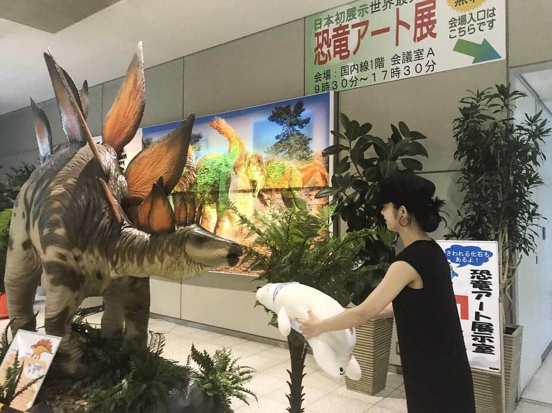 馬場ふみかのインスタグラム：「. 広島ロケの思い出  空港に着いたら恐竜にお出迎えされました。」