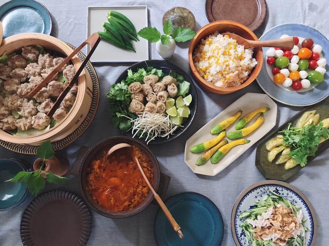 akoのインスタグラム：「Today's lunch. 姉と甥っ子たちを招いてランチ 辛味が効いていても、 ハーブを使った料理でも もりもり食べられるようになった 子供たちの成長がうれしいお昼 * 焼売 オクラのおひたし タイ風揚げ春巻き えびの辛みスープ とうもろこしご飯 ズッキーニソテー カプレーゼ 蒸し茄子のサラダ 棒棒鶏」