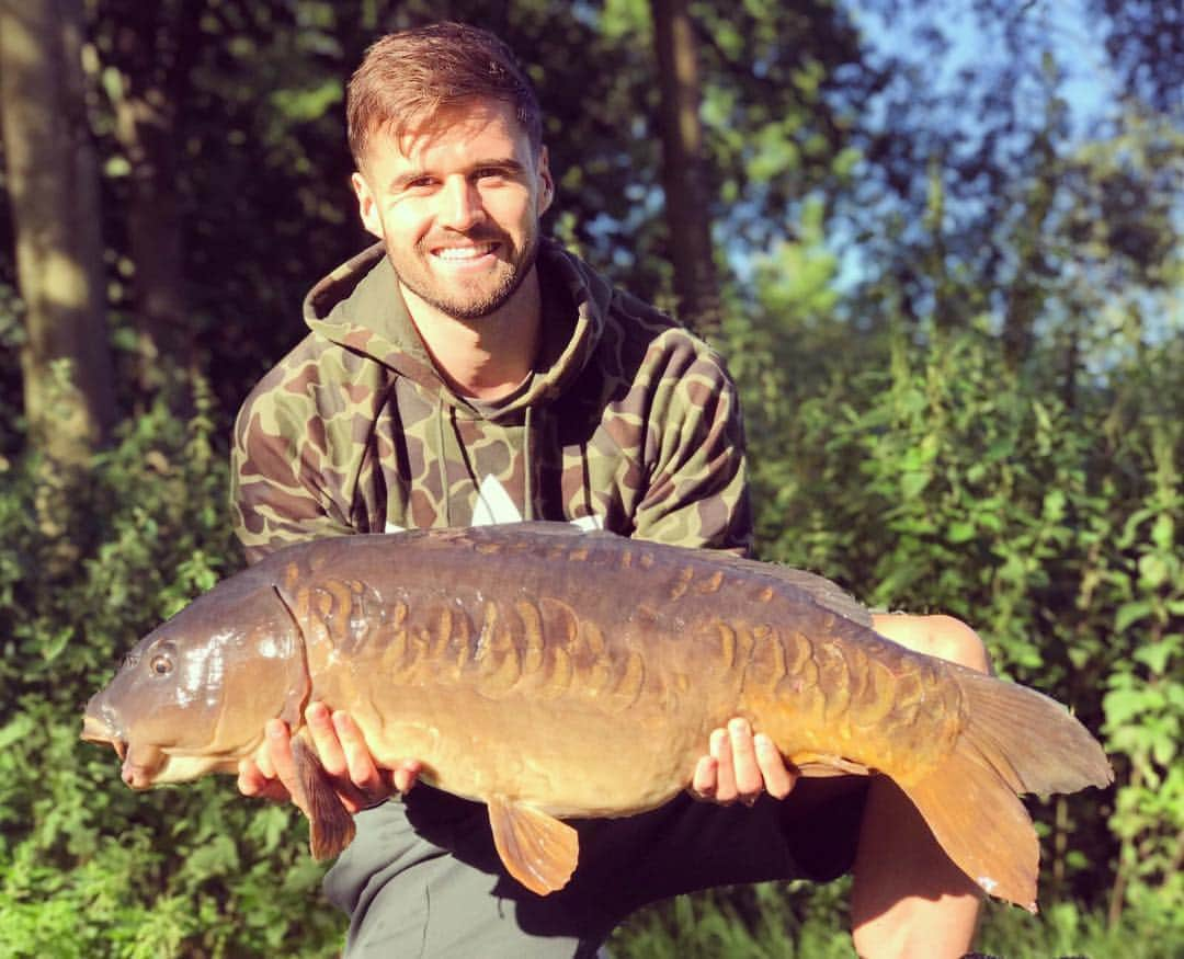 カール・ジェンキンソンのインスタグラム：「Superb afternoon in the sun @churchwood_fisheries 🎣👌🏼☀️」