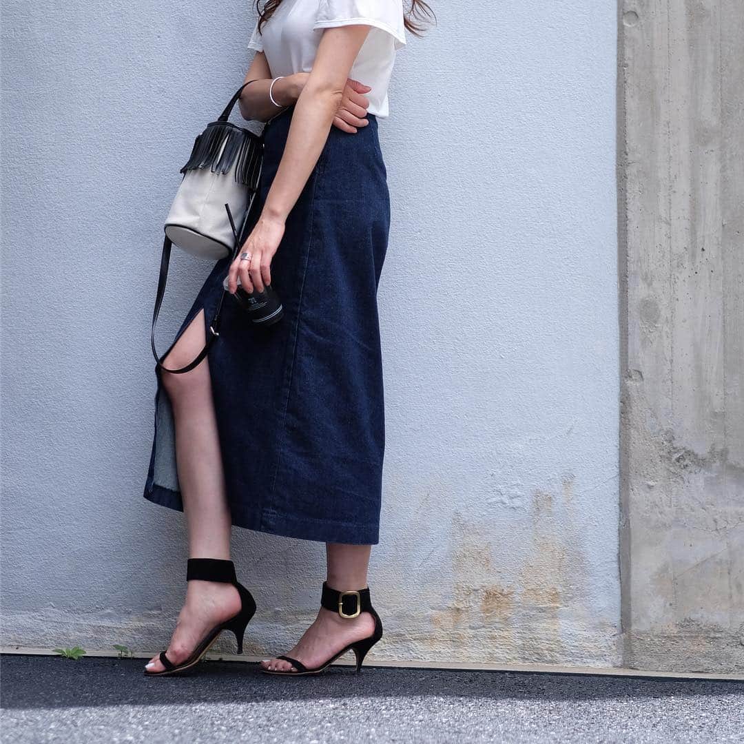 Keikooooooのインスタグラム：「大人スリット🌈 . #zara のスリットのタイトスカート。 今年もまだまだ着ます！ スリットって、脚が綺麗に見える気がする❣️ たまには、セクシーもね😂💗 . #女っぽさ#ペンシルスカート #女っぽシンプル . #zara #タイトスカート #スリット #ayakobag #michelvivien #ザラ #gu #ミッシェルヴィヴィアン #code #coordinate #コーディネート」