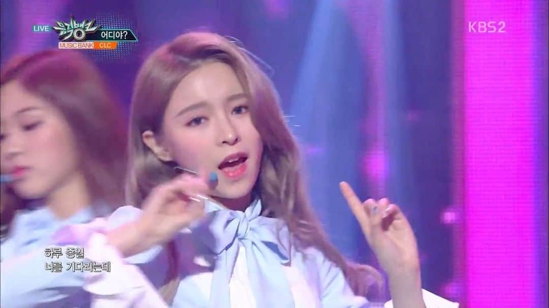 エルキーのインスタグラム：「. 170804‖ Music Bank 今天音樂銀行💁🏼 - 本站正在代購CLC第六張迷你專輯FREE'SM Link in bio :) - 活動 (Elkie 個人活動/團體活動) : [香港時間] 05/08/2017 (六) 2:45PM Music Core 05/08/2017 (六) 5:30PM Fansign @ 중구 청소년 수련관B1 청소년극장 (서울특별시 중구 신당동 844-5) 中區青少年修煉館B1青少年劇場 (首爾特別市中區新堂洞 844-5) 06/08/2017 (日) 11:10PM Inkigayo 06/08/2017 (日) 6PM Fansign @ 롯데몰 김포공항점 MF층 이벤트존 樂天Mall金浦機場店MF層活動區域 24/09/2017 (日) 10th Anniversary KMF 2017 concert @ the Yokohama Arena - 想收到通知留意我地即時既po?😊 按@elkiehk👉右上(個3粒◾◾◾)👉開啟貼文通知 — #CLC#씨엘씨#Elkie#엘키#莊錠欣#Cheshire#CLCHK#ElkieHK#예뻐지게#아니야#Chamisma#도깨비#어디야」