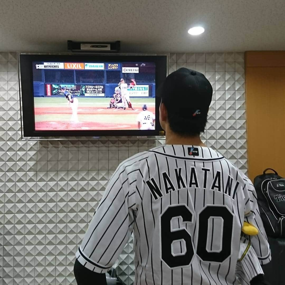 阪神タイガースさんのインスタグラム写真 - (阪神タイガースInstagram)「本日のヒーロー、完封&11勝目メッセンジャー投手&2ランＨＲの中谷選手❗ #阪神タイガース #メッセンジャー 選手 #ナイスピッチング #完封 #11勝目 #中谷将大 選手 #試合の決めた #2ランhr #今季12号  #二人とも #素晴らしいです ✨✨ #試合後に #自分の打席を確認する #中谷選手 #リュックはありません」8月4日 20時49分 - hanshintigers_official