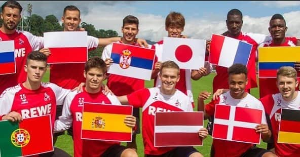 アルチョムス・ルドニェフスのインスタグラム：「International team!!!🇯🇵🇸🇮🇷🇸🇵🇱🇱🇻🇨🇴🇪🇸🇩🇰🇩🇪🇫🇷#effzeh #fcköln」